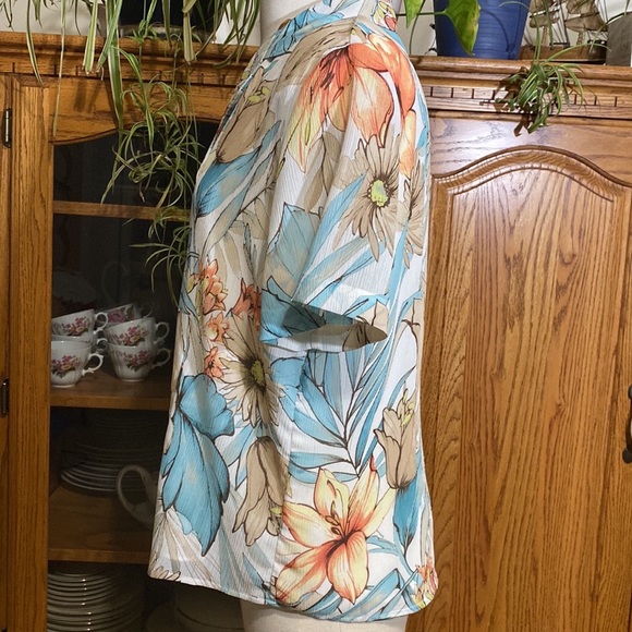 Alfred Dunner short sleeve lined floral button up blouse, Size 10, beige & blue - Picture 6 of 17